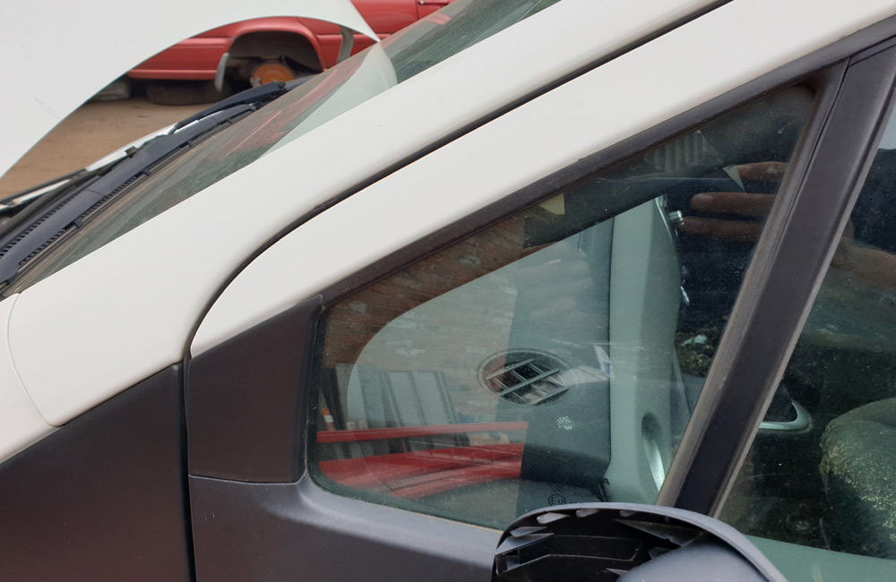 Toyota Yaris VVTI TR Quarter window glass passenger side front